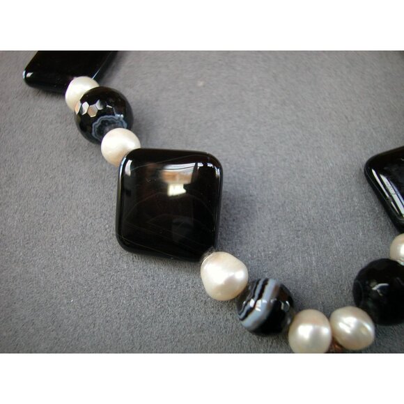 Black Agate & Freshwater Pearl Beaded Necklace With Oval Pendant & Toggle Clasp - Picture 3 of 4